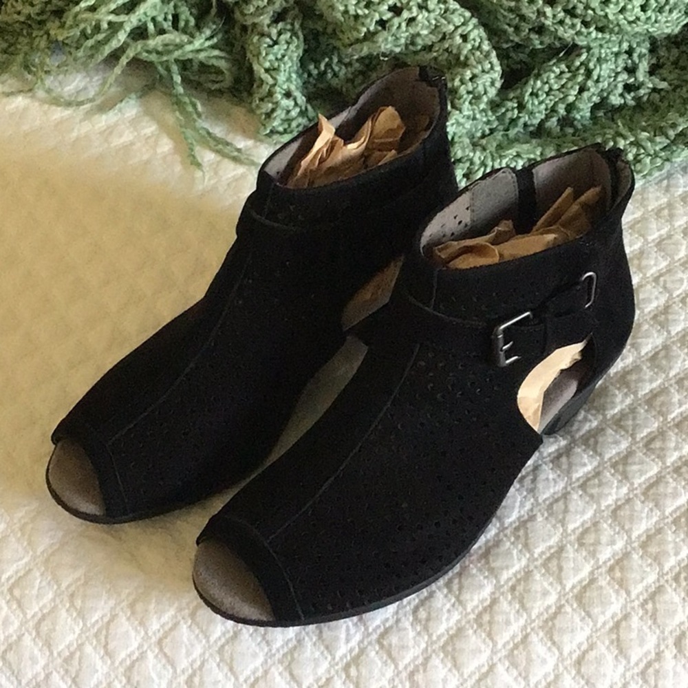 NWOT Earth sandals size 6